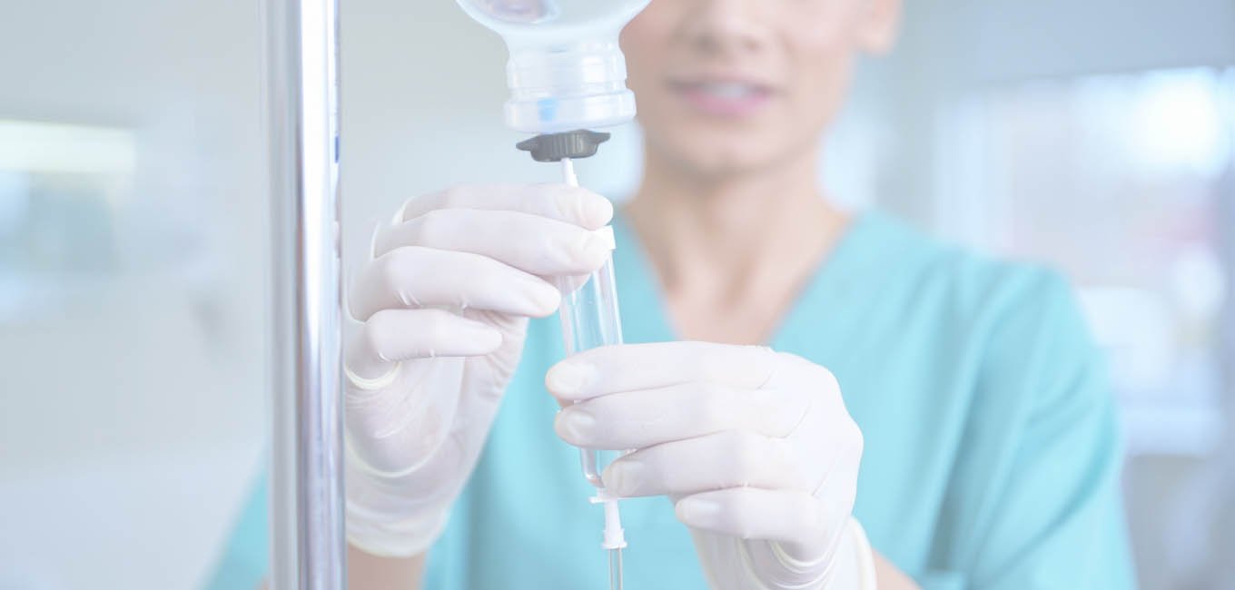 Женщина устанавливает капельницу