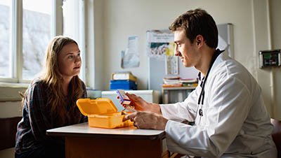Врач рассказывает пациенту о лекарстве